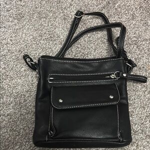 Sleek Black Leather Crossbody Bag with Adjustable Strap